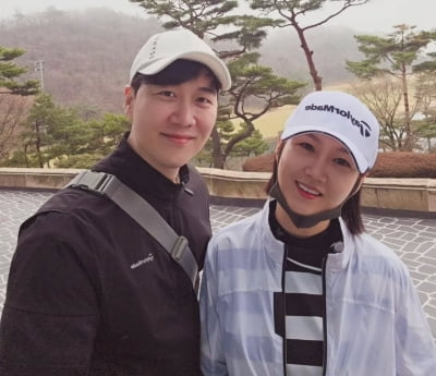 도경완, 너무 어린 여친과 네컷에 입맞춤까지…동네방네 "데이트" 자랑