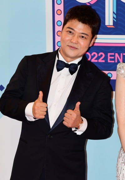 '연 수입 40억' 전현무, 제대로 일냈다…시청률 한 자릿수인데 6주 연속 1위 ('우발라')[종합]