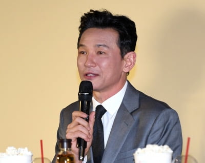 俳優ファン・ジョンミン、第45回青龍映画賞ハンドプリンティングイベントに参加