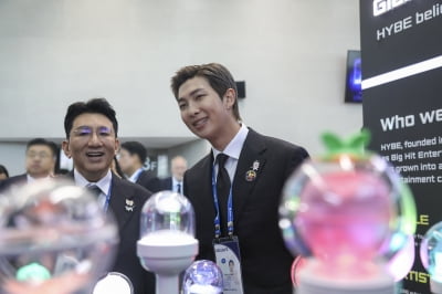 방시혁, RM과 활짝 웃었다…APEC CEO 서밋 개회식 참석