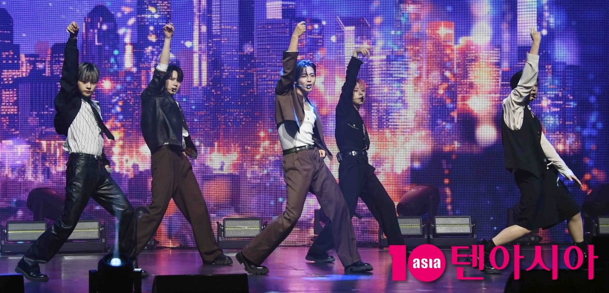 위아이, 화려한 컴백 무대[TEN포토+]