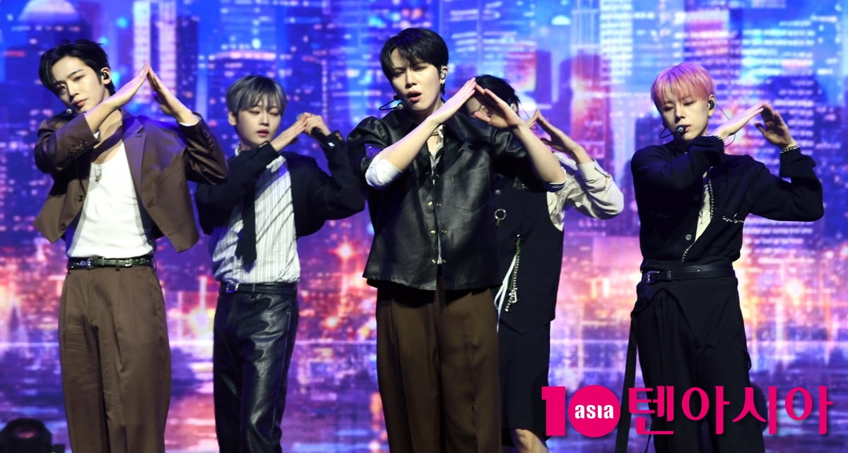 위아이, 화려한 컴백 무대[TEN포토+]