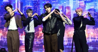 위아이, 화려한 컴백 무대[TEN포토+]