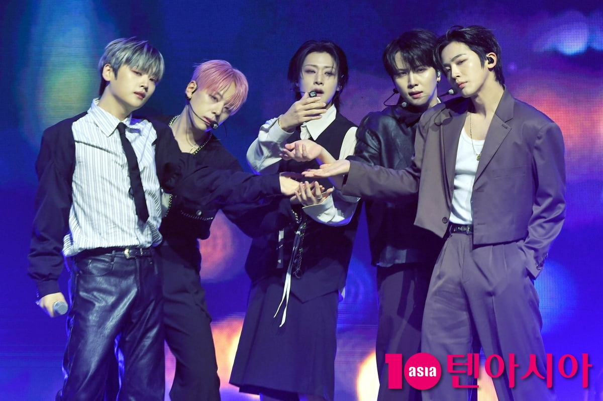 위아이, 타이틀곡 ‘홈’ 무대[TEN포토+]