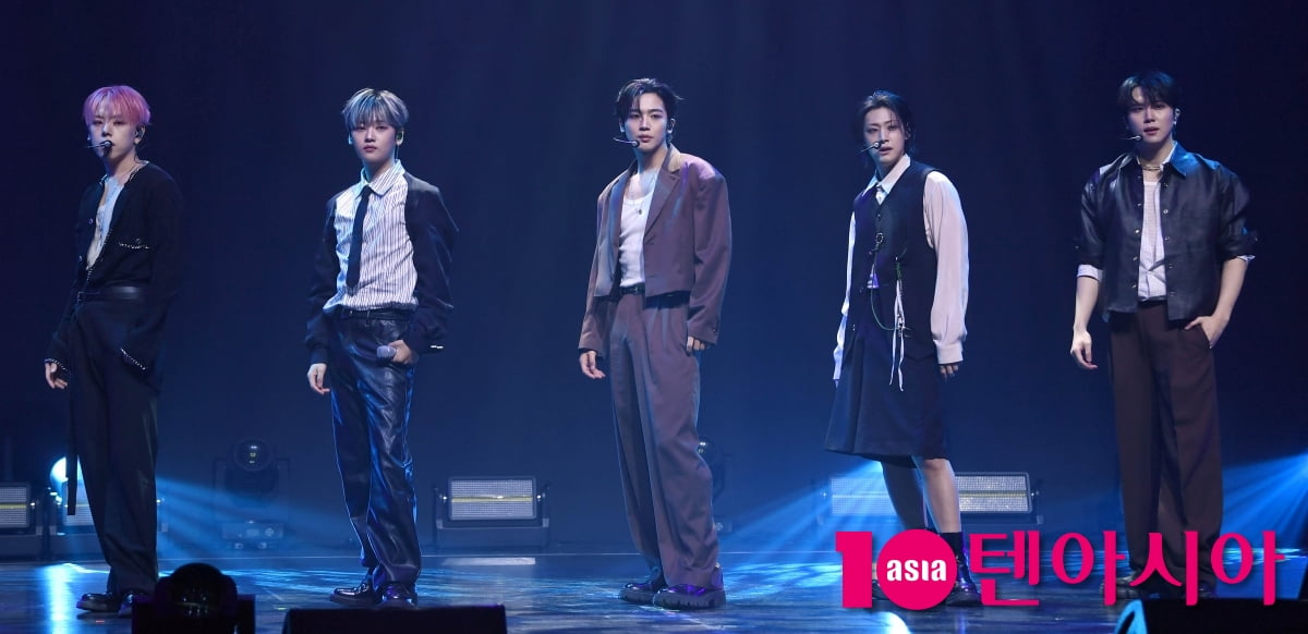 위아이, 타이틀곡 ‘홈’ 무대[TEN포토+]