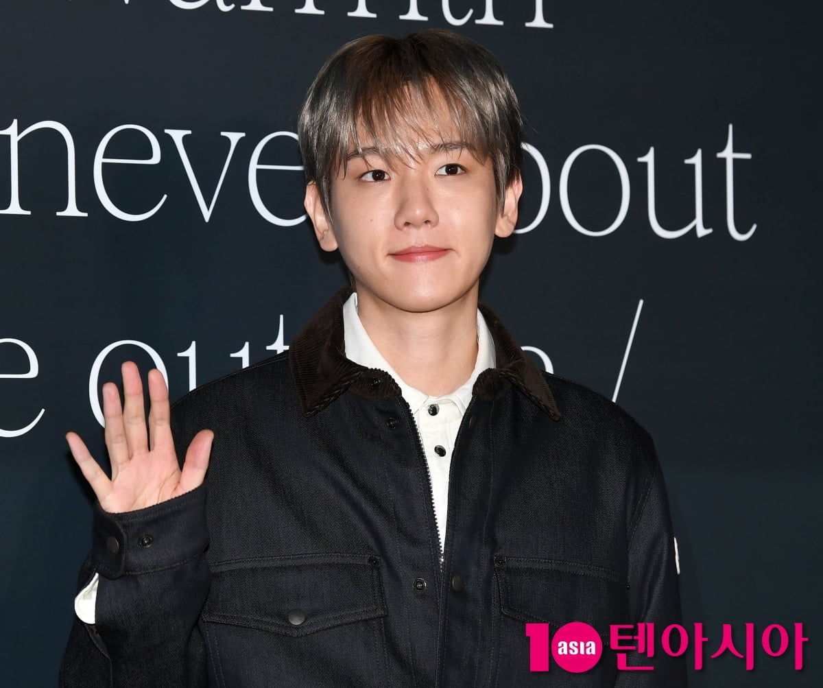 백현, 조각같은 얼굴 반짝이며...귀여운 보조개[TEN포토+]