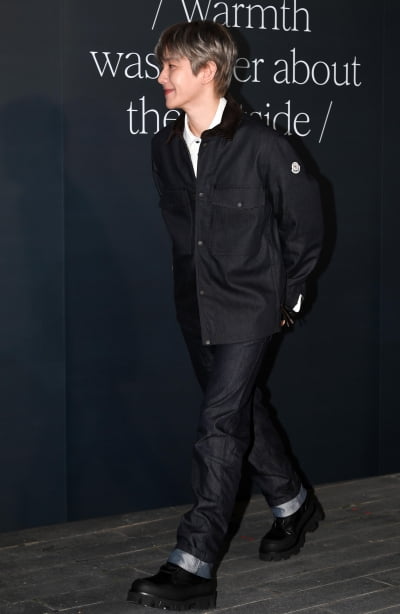 백현, 조각같은 얼굴 반짝이며...귀여운 보조개[TEN포토+]