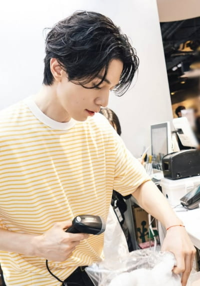 이동욱이 왜 여기에 있어?…계산대에서 물량 체크하는 톱 배우 실존