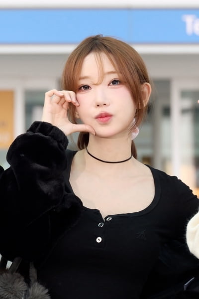 QWER's Magenta Departs for New York to Kick Off 2025 World Tour 'ROCKATION'