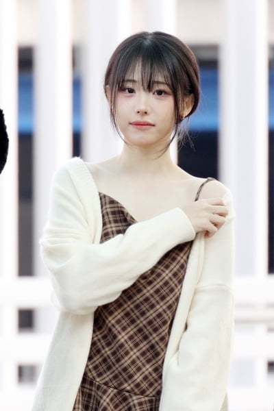 QWER's Hina Departs for New York to Kick Off 2025 World Tour 'ROCKATION'