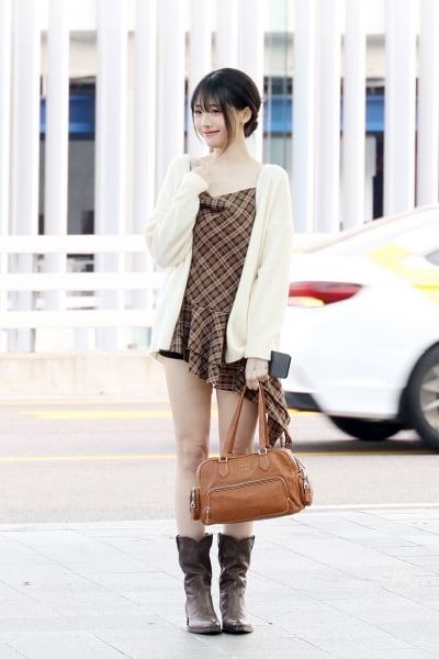 QWER's Hina Departs for New York to Kick Off 2025 World Tour 'ROCKATION'