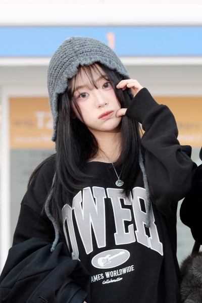 QWER's Chodan Departs for New York to Kick Off 2025 World Tour 'ROCKATION'