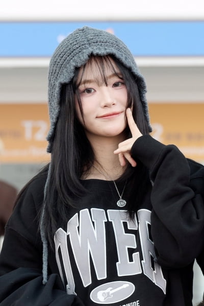 QWER's Chodan Departs for New York to Kick Off 2025 World Tour 'ROCKATION'