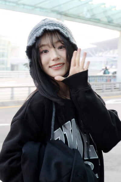 QWER's Chodan Departs for New York to Kick Off 2025 World Tour 'ROCKATION'