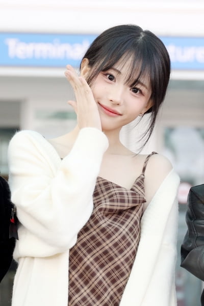 QWER's Hina Departs for New York to Kick Off 2025 World Tour 'ROCKATION'