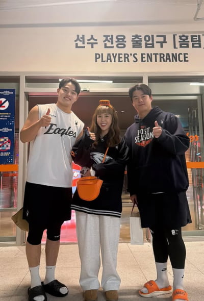 한화, 2패 뒤 반격의 1승…알고보니 '응원 요정' 신지가 뒤에 떡하니