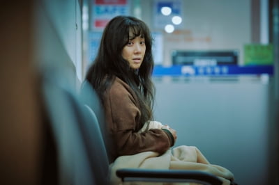 '44세' 정려원, 10살 연하 남배우와 ♥핑크빛 1년여 만에…서스펜스 스릴러로 새로운 얼굴 ('하얀차')