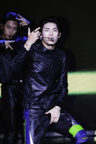 "상의 탈의하고 녹음해" 82메이저, LA서 수건 한 장 두르고 작업