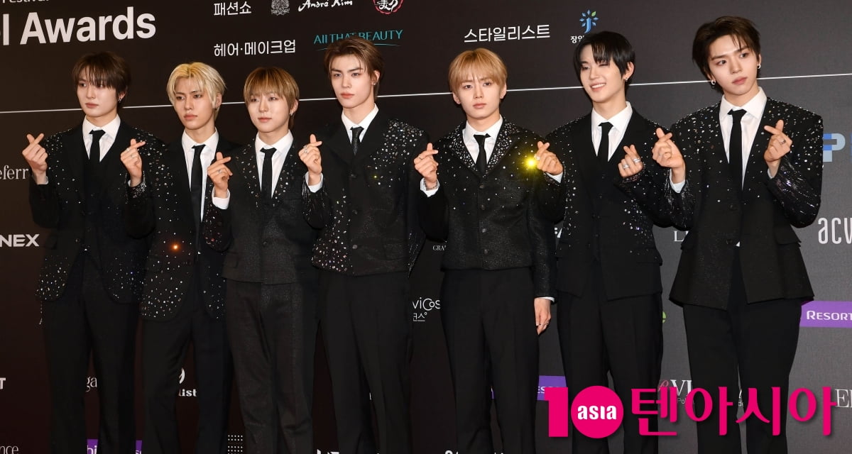 누에라, 반짝반짝 빛나는 인사[TEN포토+]