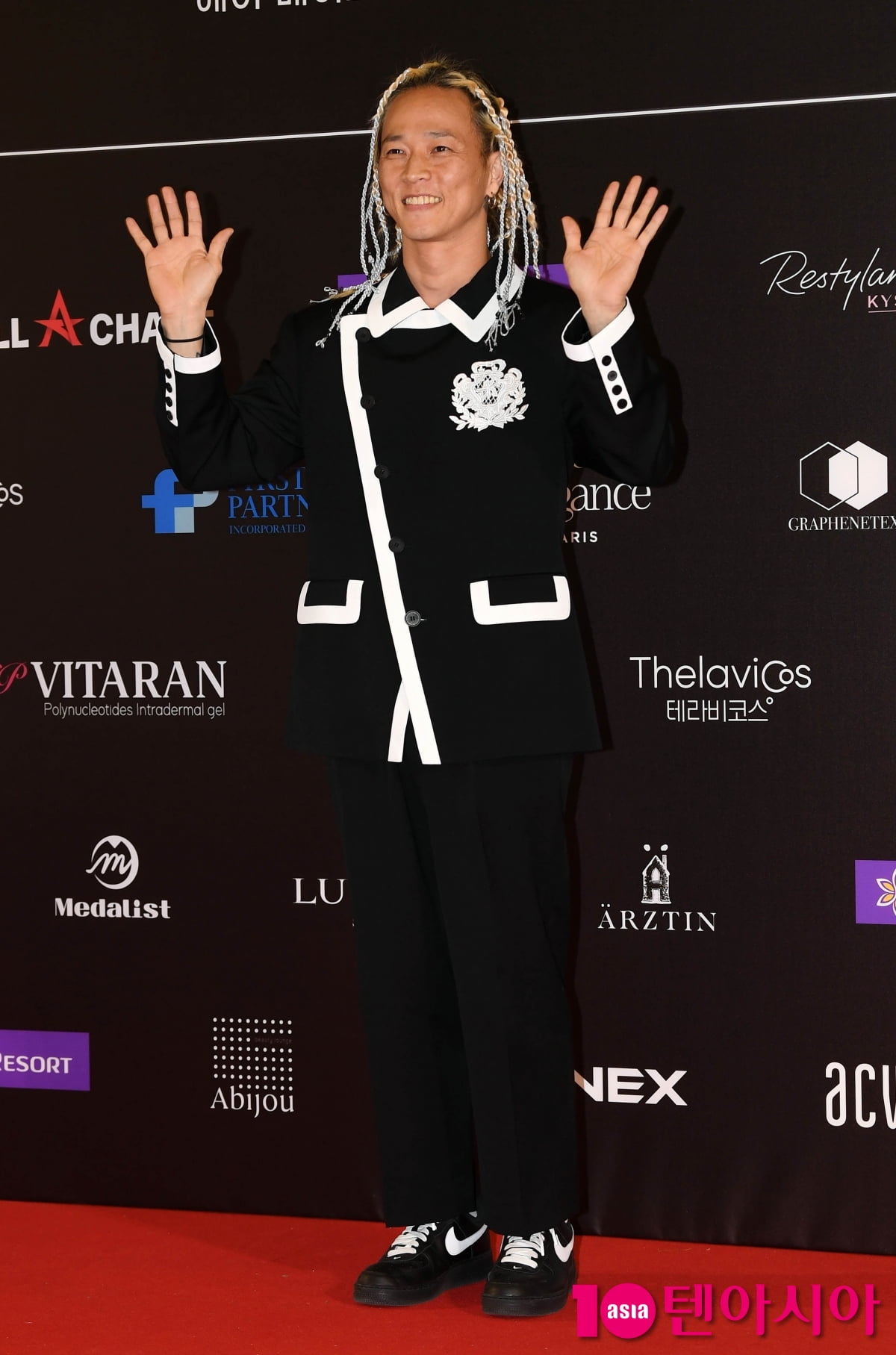 팝핀현준, 돋보이는 레게 헤어+앙드레김 패션[TEN포토+]