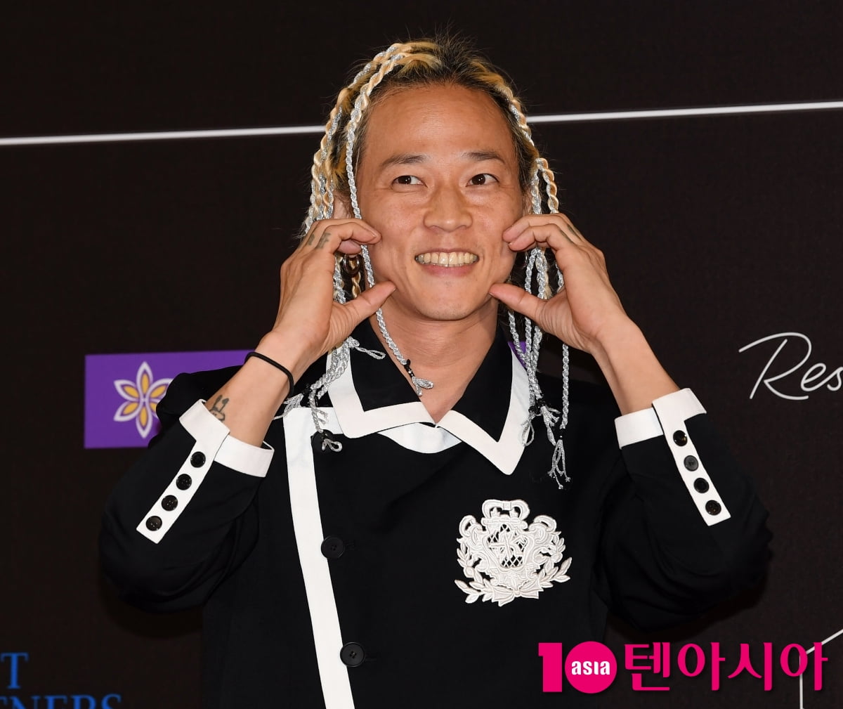 팝핀현준, 돋보이는 레게 헤어+앙드레김 패션[TEN포토+]