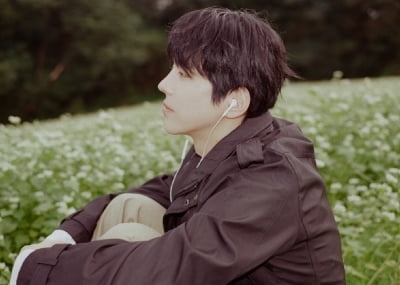 '싱어게인3 우승' 홍이삭, 줄 이어폰 끼고 감성 폭발…'헬로, 굿바이' 컴백