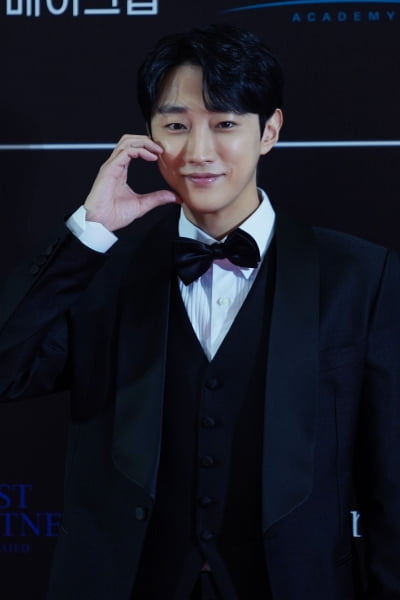 중소 아이돌로 데뷔해 자수성가한 15년 차 유명 남배우…진영, 10개국 팬미팅→수상 영예