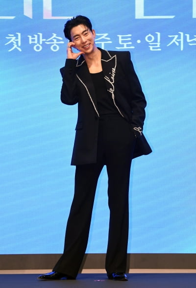 [공식] 윤현민, 백진희와 결별 3년 차에 기쁜 소식 전했다…'아시아모델어워즈' 인기상 영예