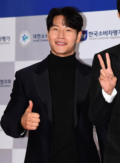 '비연예인♥' 김종국, 연애 경험담인가…"사랑에 빠지고 상처 받는 과정에 몰입" ('잘 빠지는 연애')