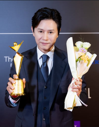 SM 이사직 내려놓은 50대 유명 남배우, 소회 털어놨다…"중년이 되면 누구나 멈추게 돼"