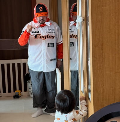 강재준, 육아도 포기했다…한화 5차전 보러 대전으로