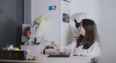 송지효, '하루 1개 팔리던' 속옷 사업 대박 나더니…"신입 유튜버됐다"