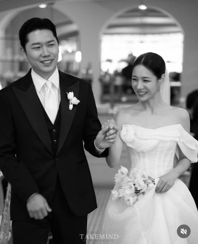 ‘재혼’ 22기 옥순♥경수, 네 식구가 된 후…결혼식 사진 추가 공개