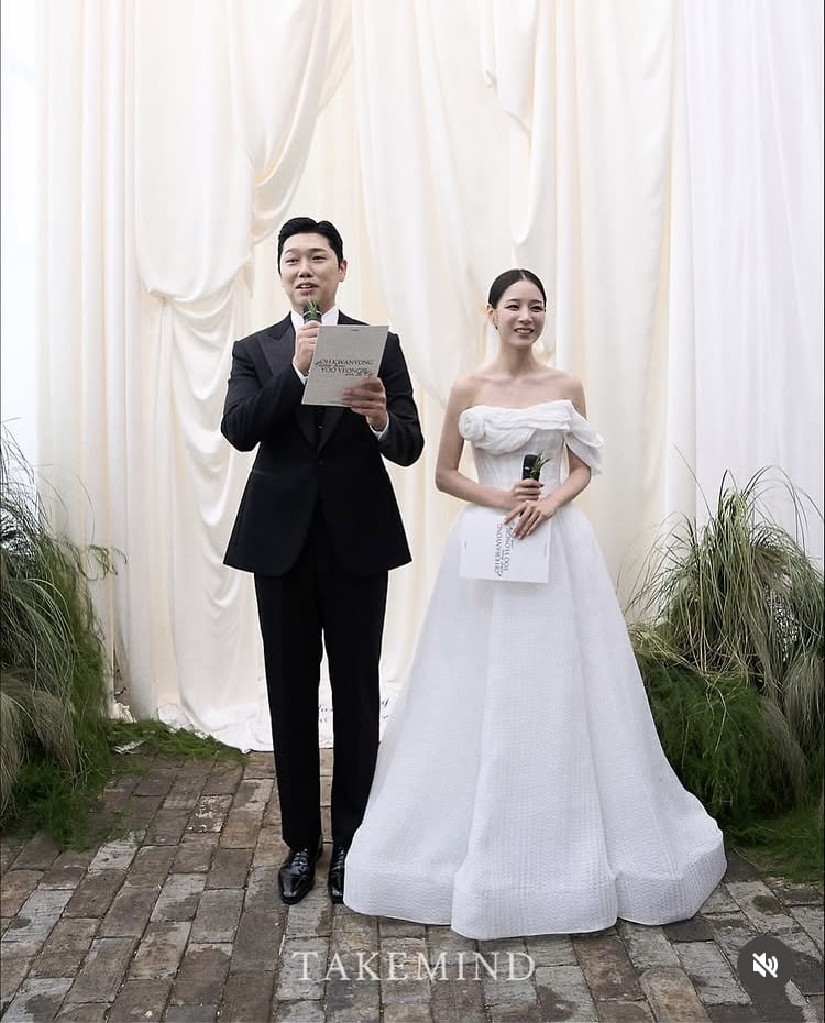 ‘재혼’ 22기 옥순♥경수, 네 식구가 된 후…결혼식 사진 추가 공개