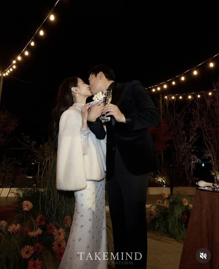 ‘재혼’ 22기 옥순♥경수, 네 식구가 된 후…결혼식 사진 추가 공개