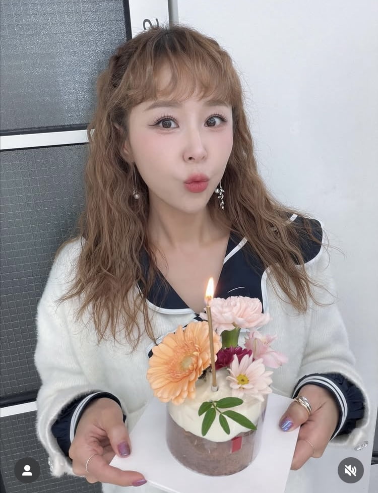 문원에게 1억원 포르쉐 선물 안 했다는 신지, 결혼 앞두고 파티