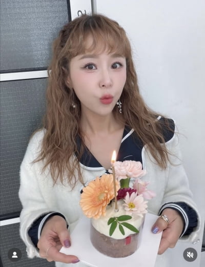 문원에게 1억원 포르쉐 선물 안 했다는 신지, 결혼 앞두고 파티