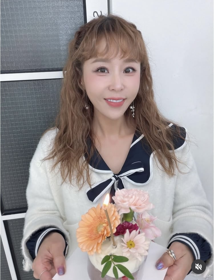 문원에게 1억원 포르쉐 선물 안 했다는 신지, 결혼 앞두고 파티