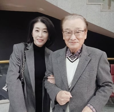 김미경, 故이순재 팔짱 끼고 다정하게…“소천하신 선생님“