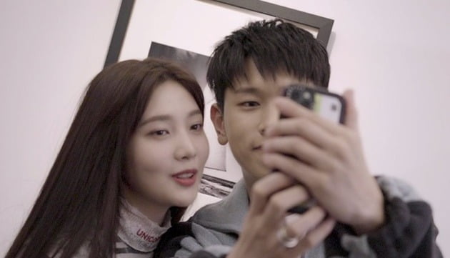 '자나깨나' 녹음실 메이킹 영상 캡처.