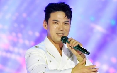 이정, '트로트 가수' 천록담으로 잘 나간다더니…홍경민과 스페셜 무대 꾸몄다 ('사콜')[종합]