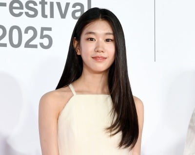 [공식] '담보' 그 소녀…박소이, 현빈 품에 안겼다