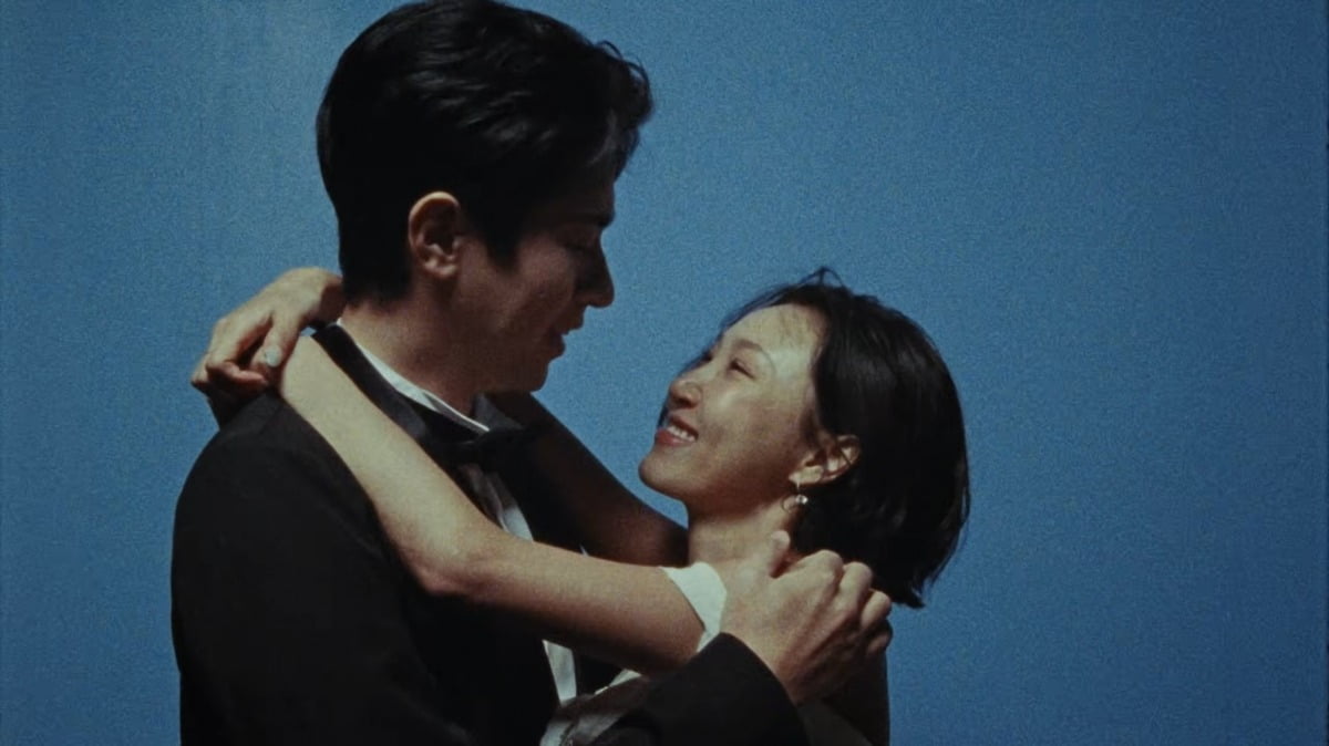 사진=가수 화사 'Good Goodbye' MV 캡처