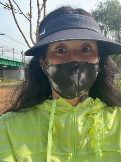 '재벌家 이혼' 최정윤, '50세' 앞두고 밝은 근황 전했다…꽁꽁 싸매도 드러나는 아우라