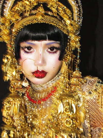 '재벌 남친♥' 리사, 8억 몸값 위엄 빛났다…파격적 금장식 의상 눈길