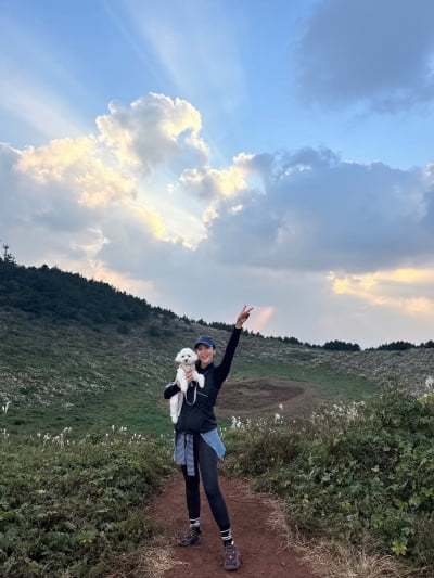 '14년 만에 파경' 박지윤, 제주도서 밝은 근황 전했다…아픔 딛고 '승리의 V'