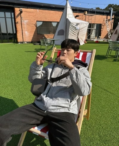 Actor Kim Dong-jun Captivates Fans with Relaxed Afternoon Photos