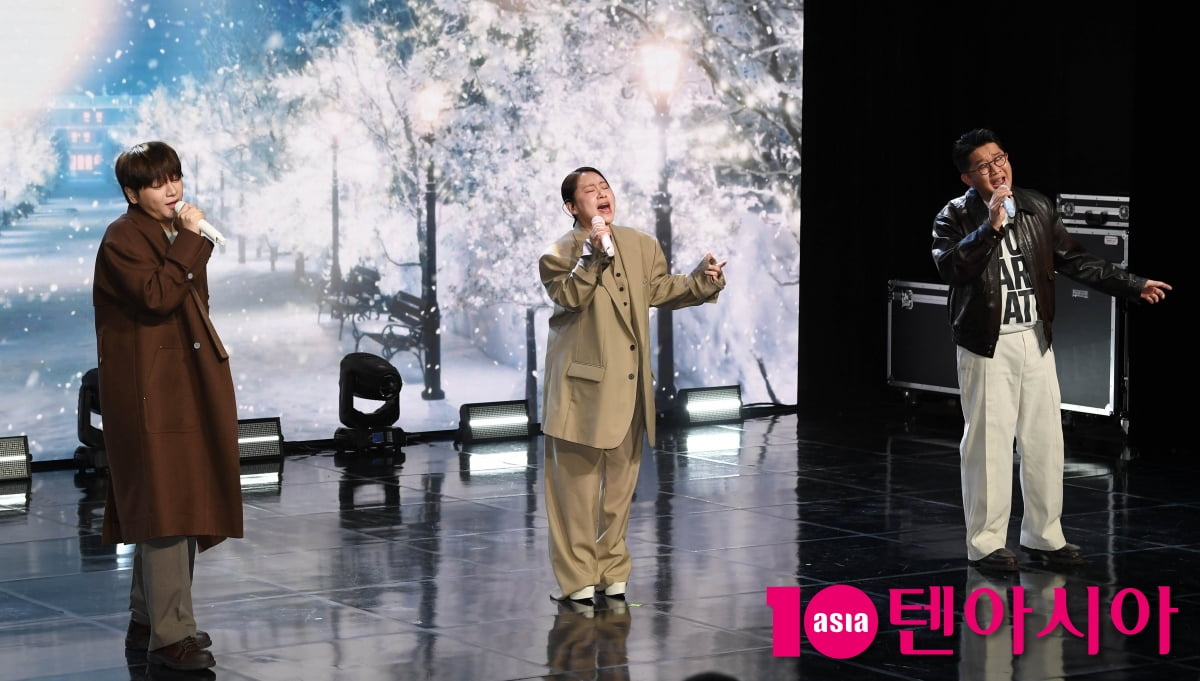 어반자카파, 타이틀곡 'STAY' 무대[TEN포토+]