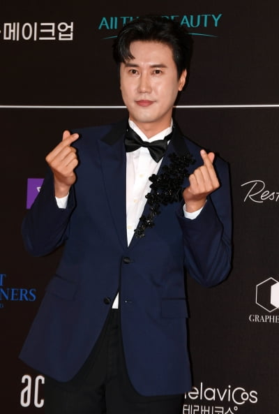 [단독] '트로트 가수' 신성, 男 배구 도전…'스파이크 워'에 도전장