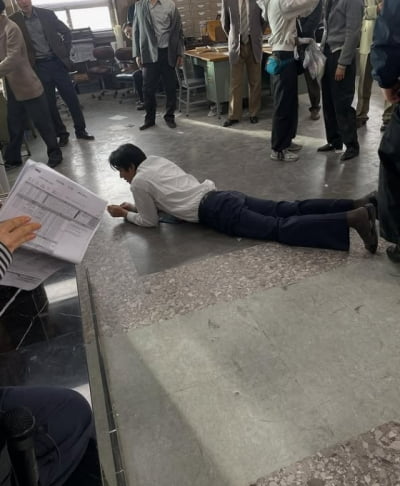 '187cm' 이민호, 촬영장에 엎드려 면적 가득 차지…후배 "일어나셔야" 일침